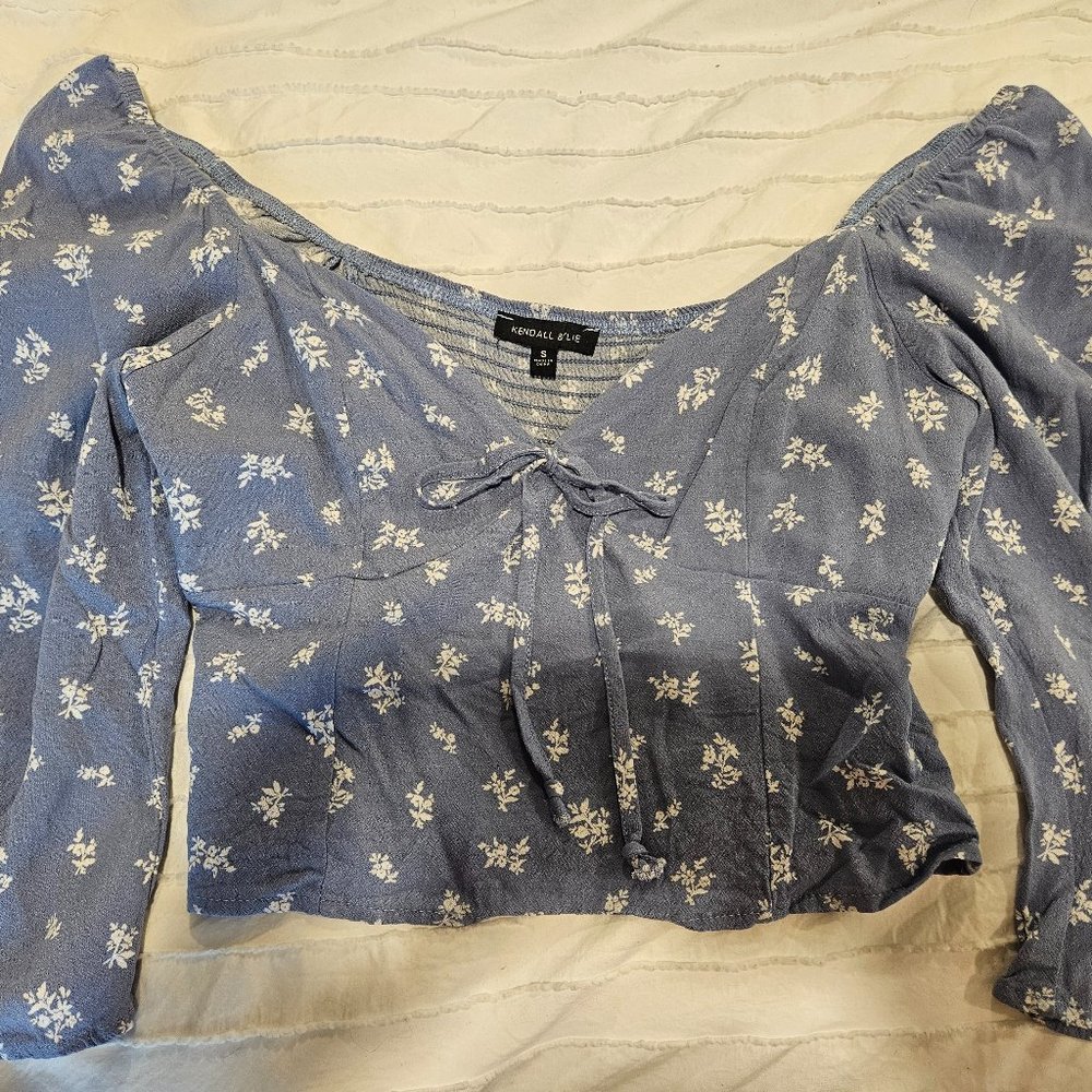 Kendall & Kylie size Small blue floral top